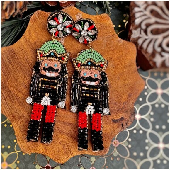 Nutcracker Wooden Soldier Christmas Holiday Seed Beaded Earrings NEW - Picture 2 of 3